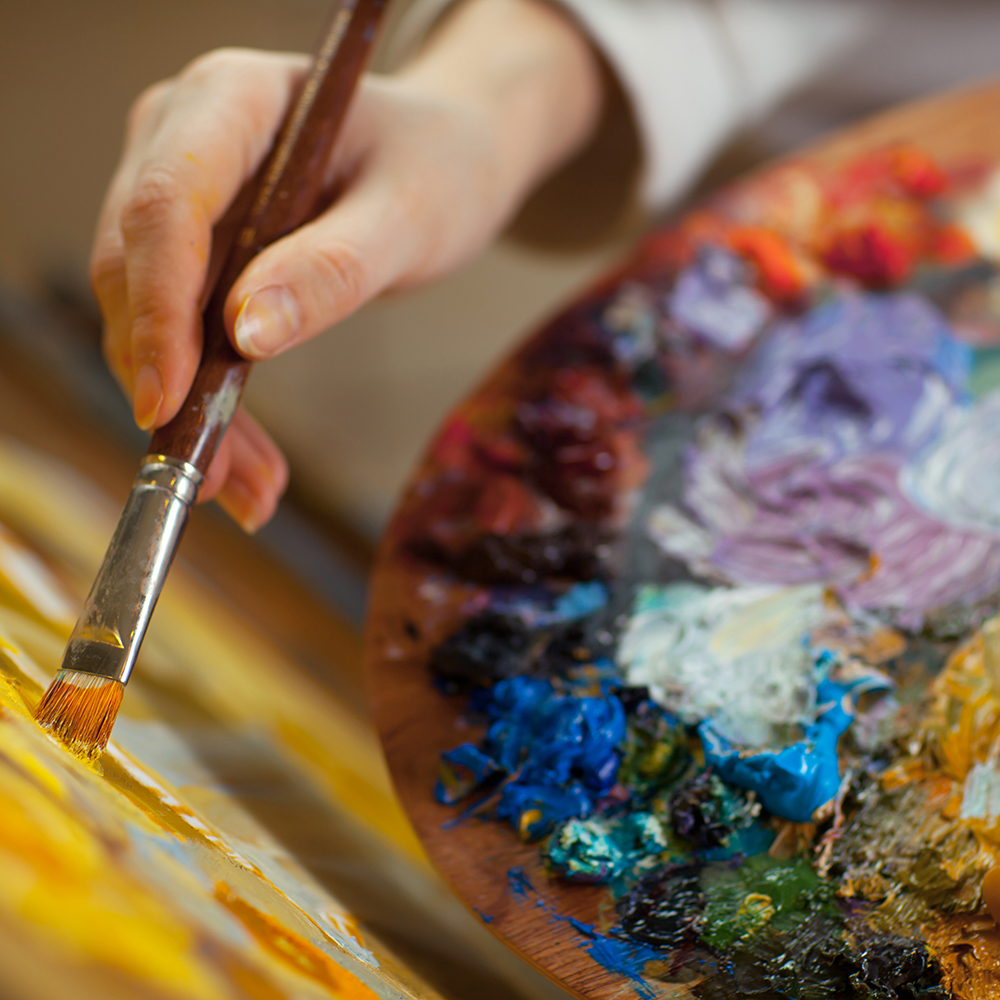 artist hand with brush and pallette